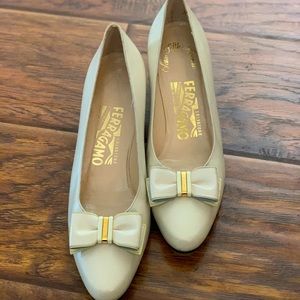 SALVATORE FERRAGAMO Beige Shoes Size 7.5
